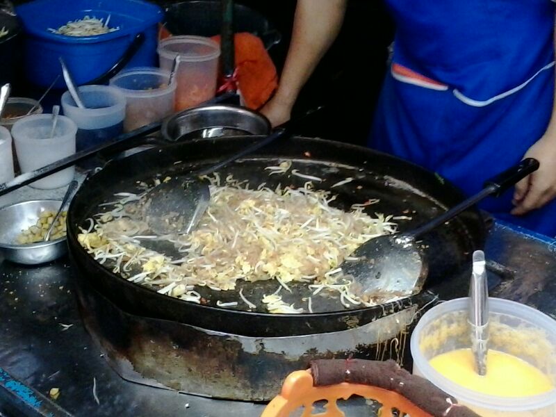 Most Popular Thai Foods: How to Make Thai Stir-Fried Noodles (Recipe Guide)