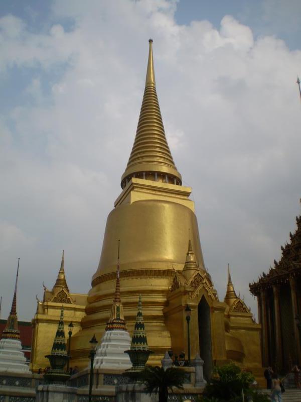 12 Worst Travel Scams Around the World (And How to Avoid Them)