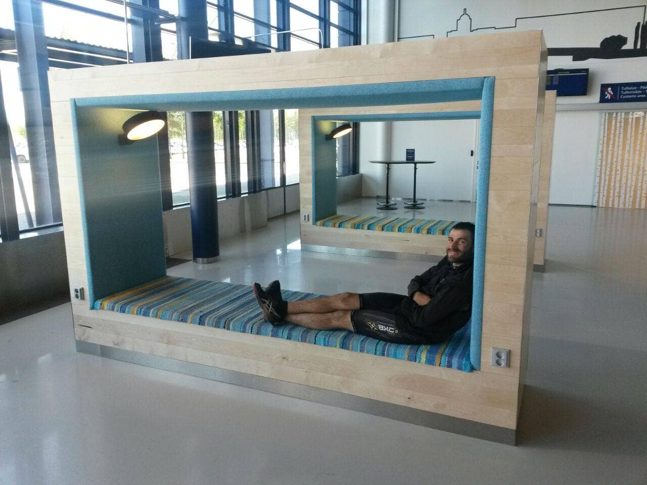 Sleeping in the airport. Sleep for free, Waiting at the airport: What to do? Ideas and tips