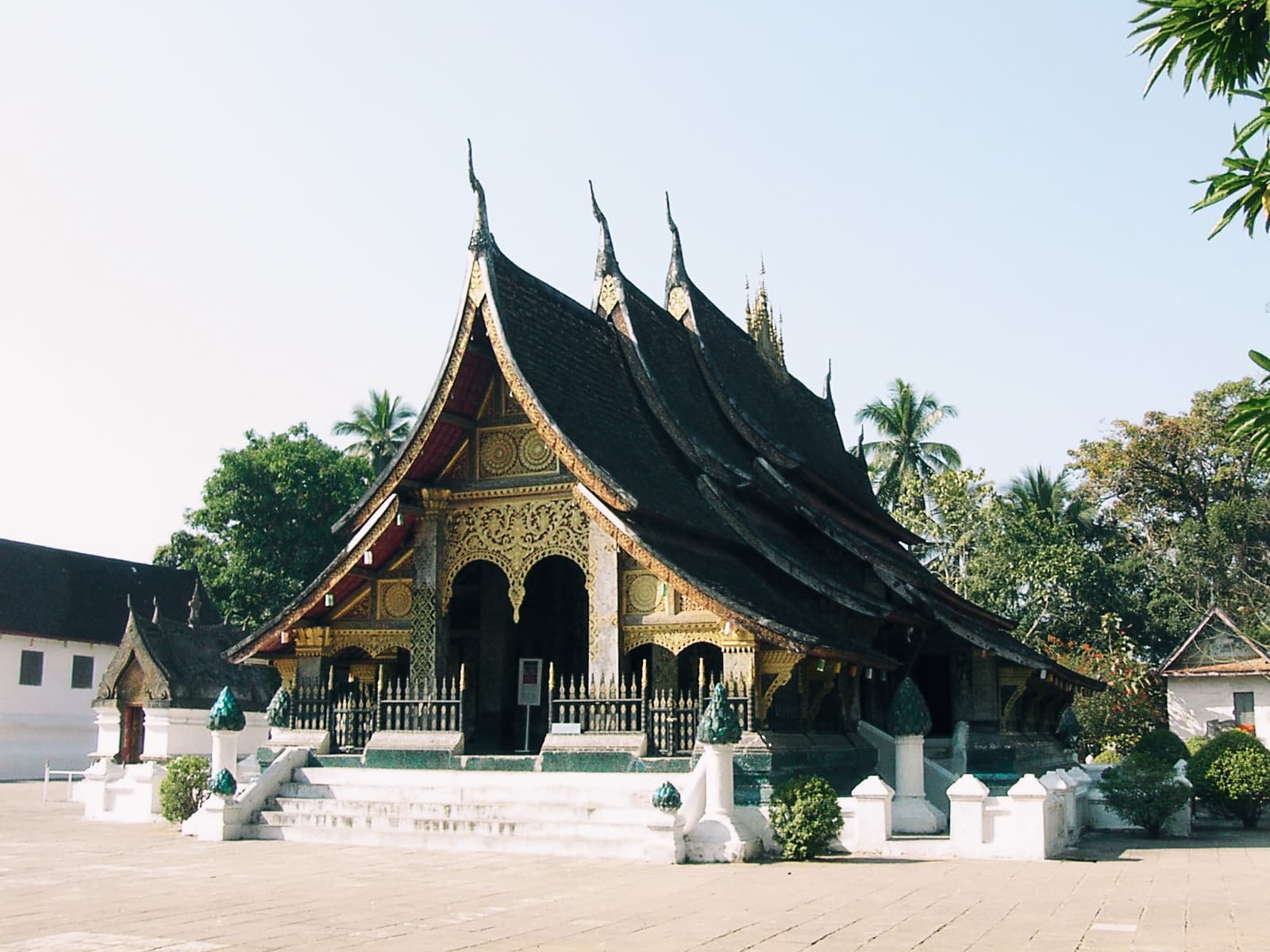 Backpacking Laos, Things to do in Laos, backpacking laos budget, travel guide to laos, hitchhiking in Laos, Laos in a low budget