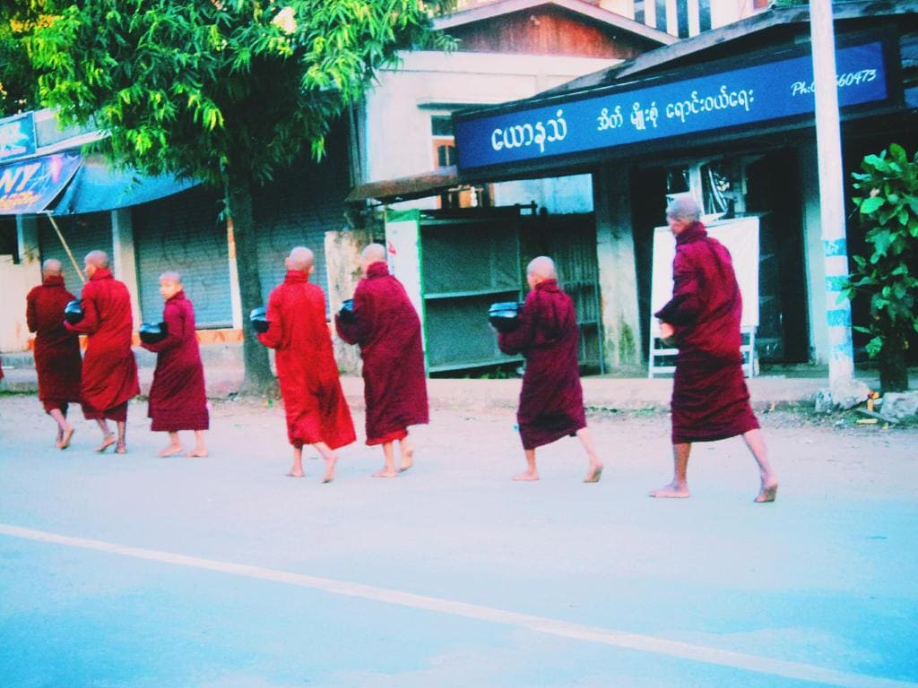 Budget travel in per day in Myanmar, ALm giving to the monks