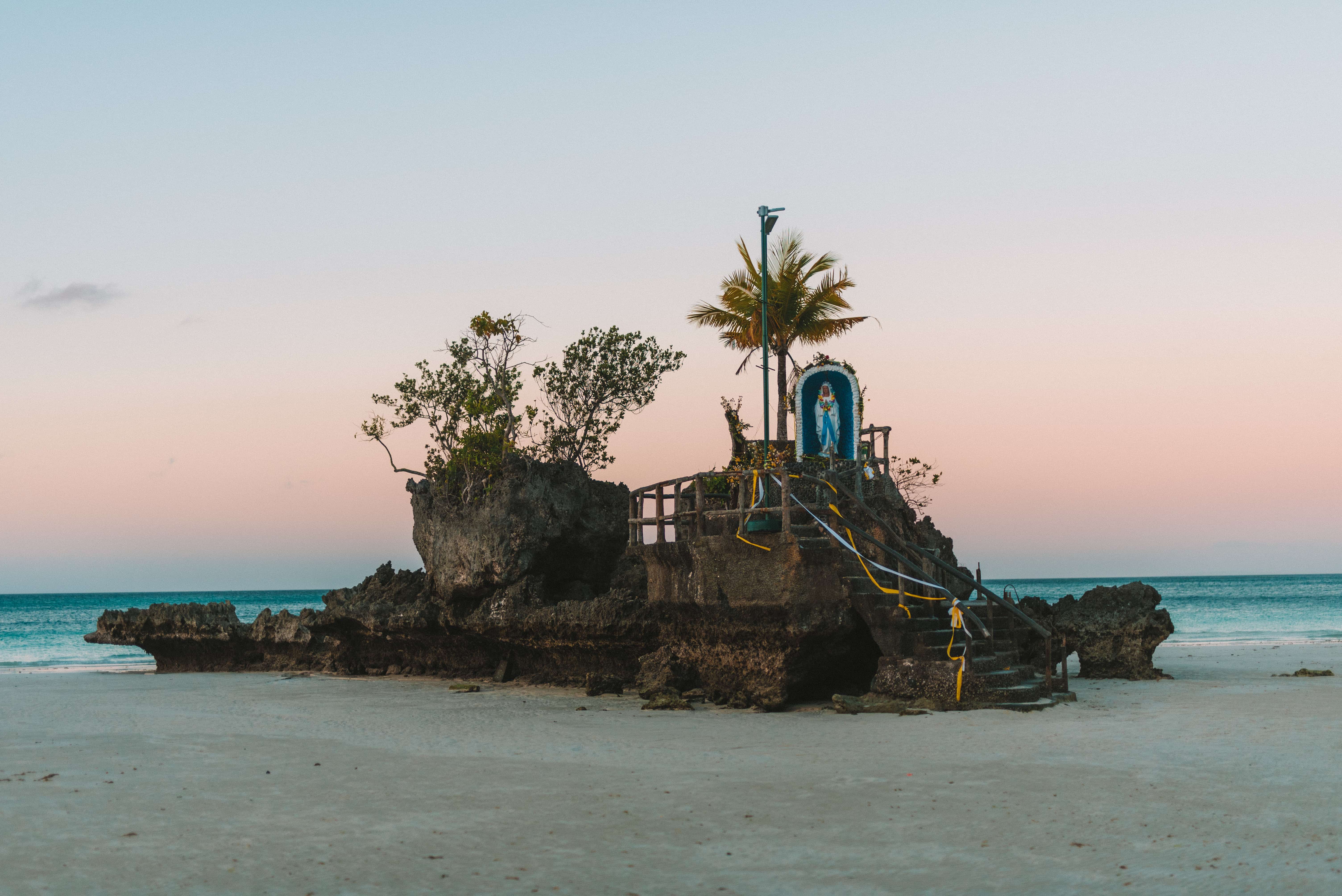 Things to do in Boracay Island, Boracay island travel guide, budget travel in boracay island, Boracay Island, Willy's Rock