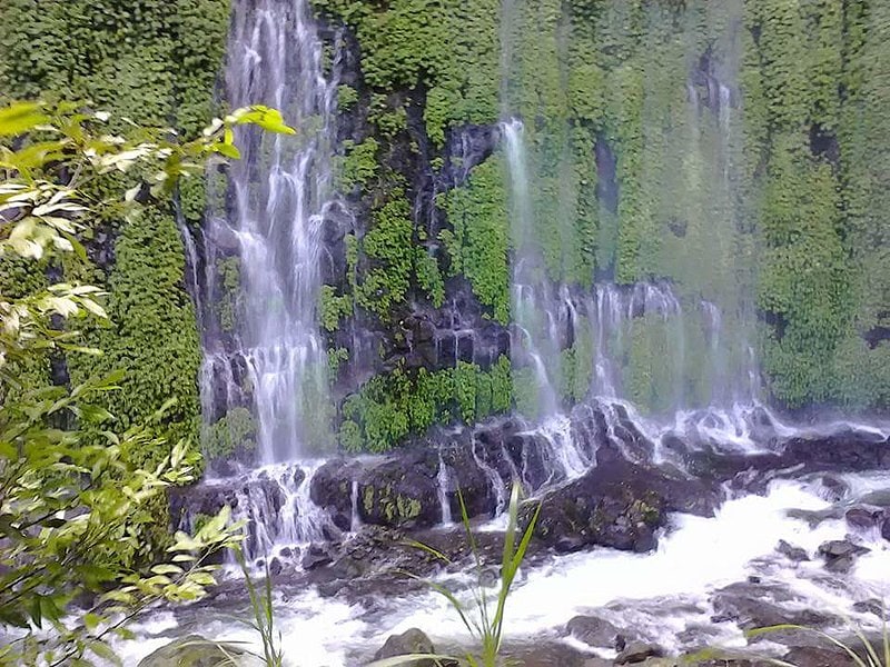 800px Asik asik falls