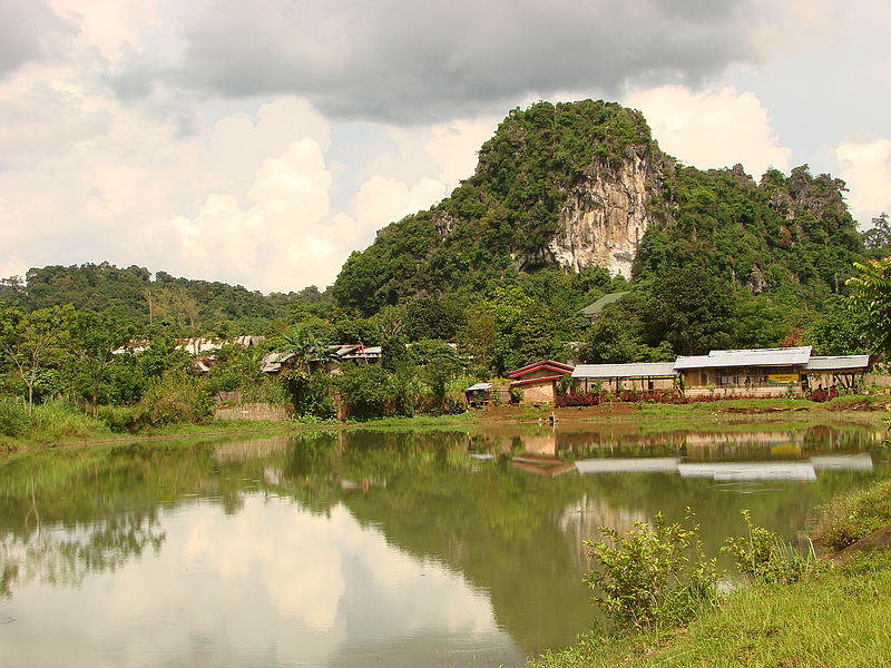 800px Vieng Xai Laos02