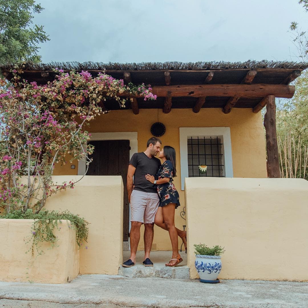 Are You Moving To A New Country? 8 Relocation Tips For First-Time Expats, 8 Benefits of Traveling, travel couple, Multicultural relationship