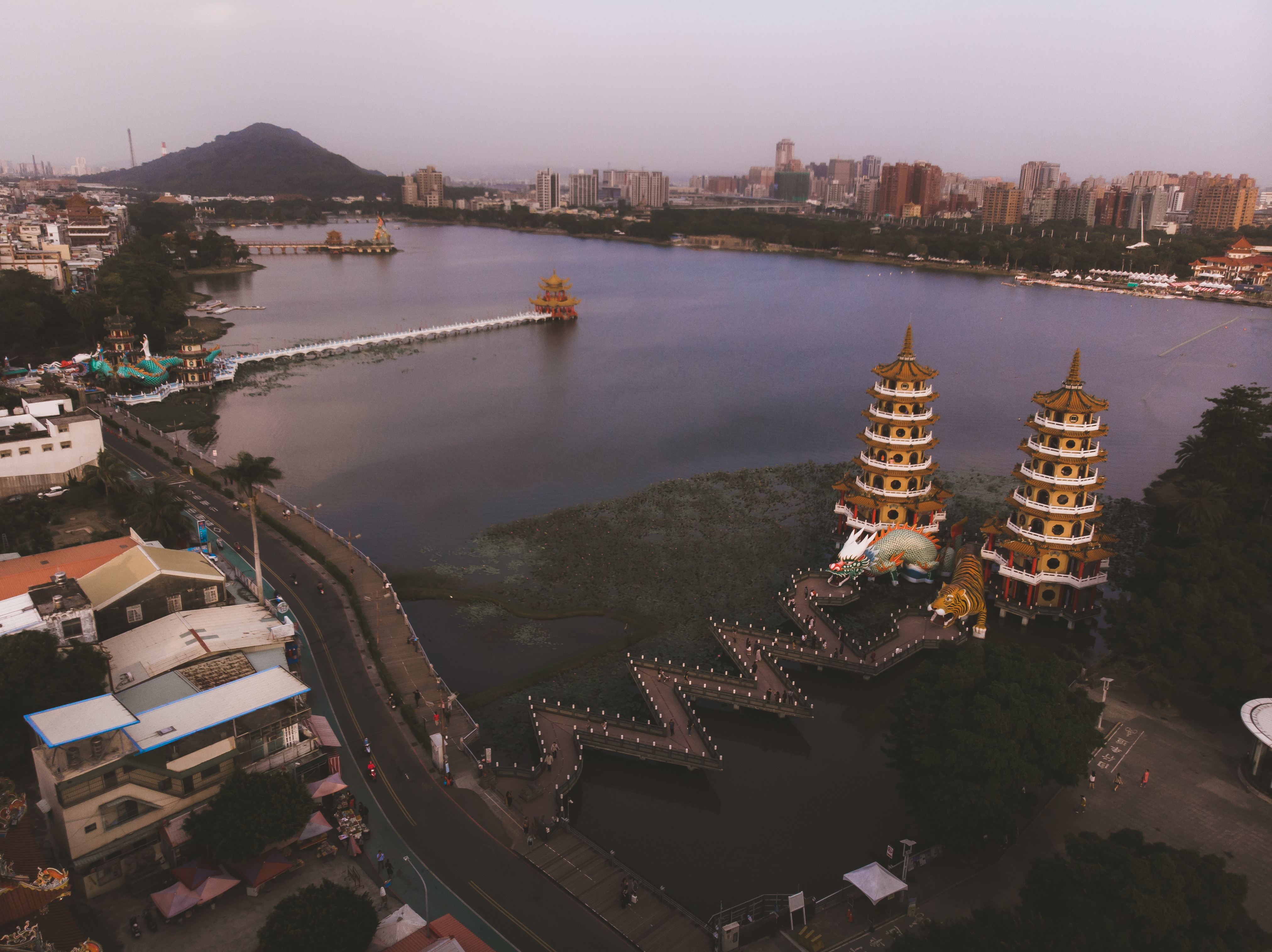 lotus pond travel guide, how to get to lotus pond, Lotus Pond Kaohsiung, lotus pond, Dragon and Tiger Pagodas 1900, Lotus Lake Kaohsiung