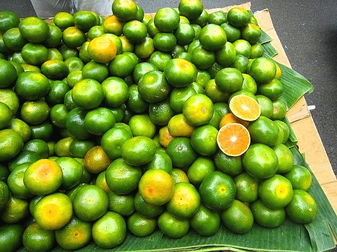 Philippine Fruits: 25 Best Fruits in the Philippines to Try 16 Dalanghita, national fruit of the philippines, philippine fruits, filipino fruits, fruits in the philippines