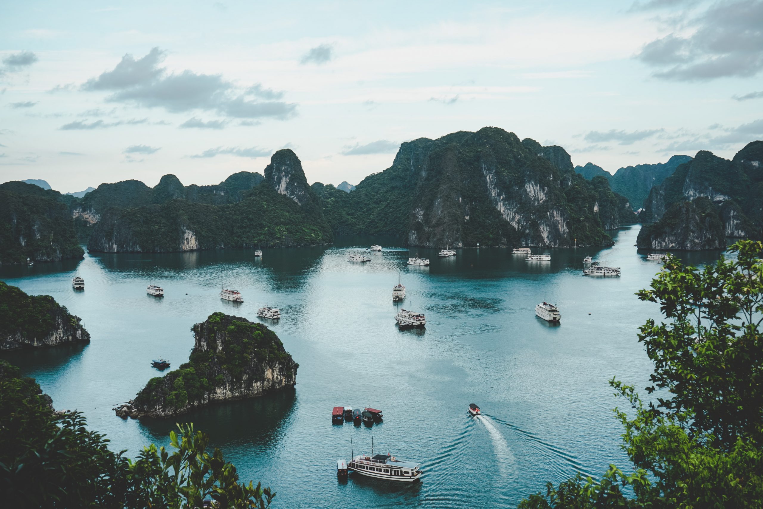 10 Best Countries to Visit in the World Right Now, Vietnam travel tips, things to know before visiting Vietnam, facts about Vietnam, Halong Bay