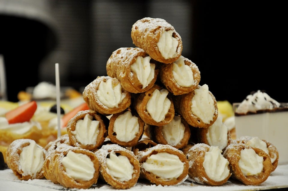 Cannoli, Italian Food, Italian cuisine, traditional Italian food, food in Italy, Italian dishes