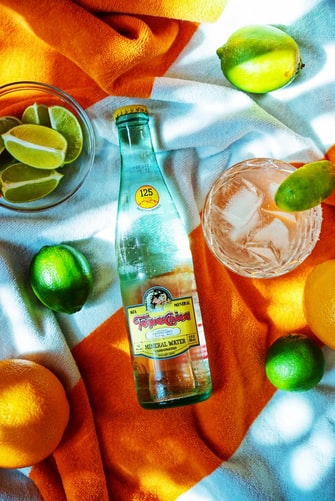 MEXICAN DRINKS, DRINKS IN MEXICO, MEXICAN CUISINE, MEXICAN BEVERAGE, TOPO CHICO, MEXICAN WATER
