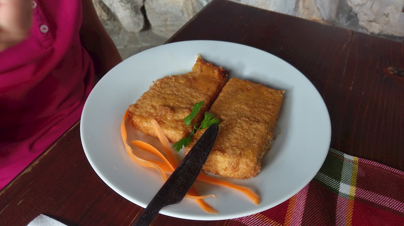 Caşcaval pane, Romanian Food, Romanian cuisine, Traditional Romanian Food, food in Romania, Romanian dishes, 