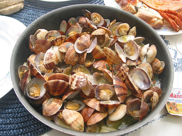 Portuguese Food, Portuguese cuisine, traditional Portuguese food, food in Portugal, Portuguese dishes, Amêijoas à Bulho Pato