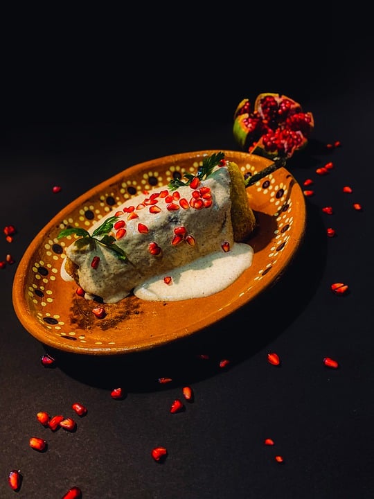 MEXICAN DISHES, FOOD IN MEXICO, MEXICAN CUISINE, MEXICAN FOODS, CHILES EN NOGADA