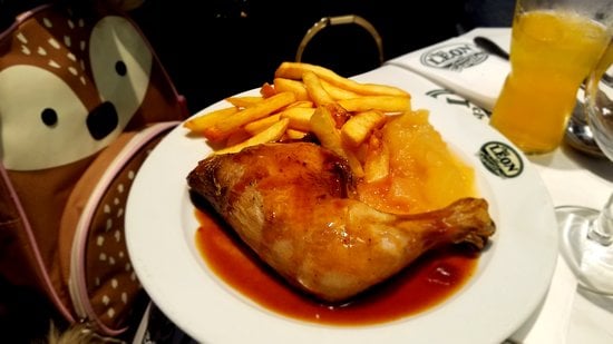 Belgium Food, Belgium cuisine, Traditional Belgium Food, food in Belgium, Belgium dishes, Belgian food, Belgian dishes, Belgian cuisine, chicken with fries and applesauce