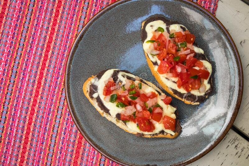 Molletes, vegetarian food in Mexico, vegan food in Mexico, Mexican vegetarian dishes, vegan in Mexico, vegetarian in Mexico