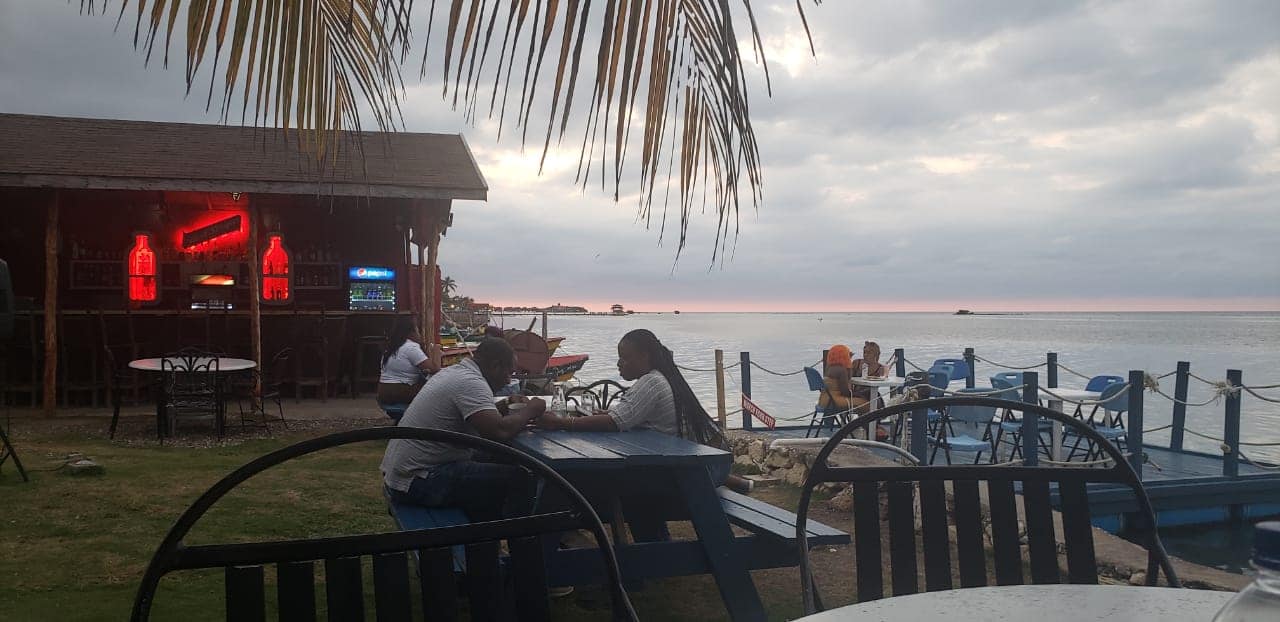 restaurants in montego bay, best restaurants in montego bay, where to eat in montego bay, montego bay food, montego bay restaurants, Smokeez by the Sea Bar and Grill
