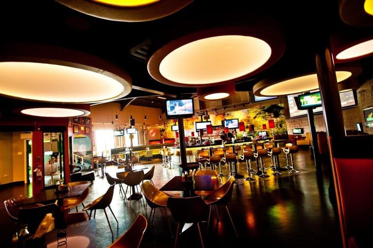 restaurants in ocho rios 2400, best restaurants in ocho rios 170, ocho rios food, where to eat in ocho rios, Usain Bolt Tracks & Records