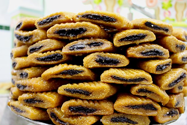 Tunisian snacks, Traditional Tunisian snacks and desserts, Tunisia snacks, Tunisia desserts, traditional snacks and desserts in Tunisia, Tunisian desserts, makroudh