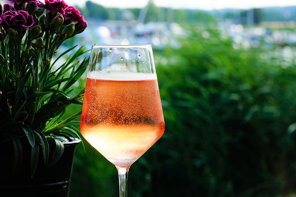 Traditional Austrian drinks, Austrian drinks, traditional drinks in Austria, Austria drinks, spritzers