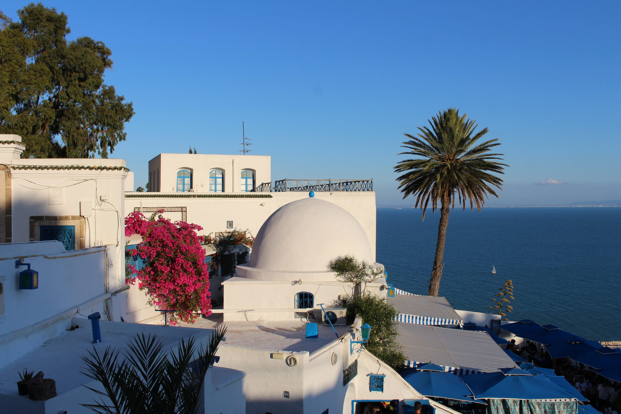 WHAT TO WEAR IN TUNISIA: OUR TUNISIA PACKING LIST AND WHAT TO PACK FOR TUNISIA 9 Sidi Bou Saïd, Site archéologique de Carthage, Tunisie, What To Wear In Tunisia, Tunisia Packing List, What To Pack For Tunisia