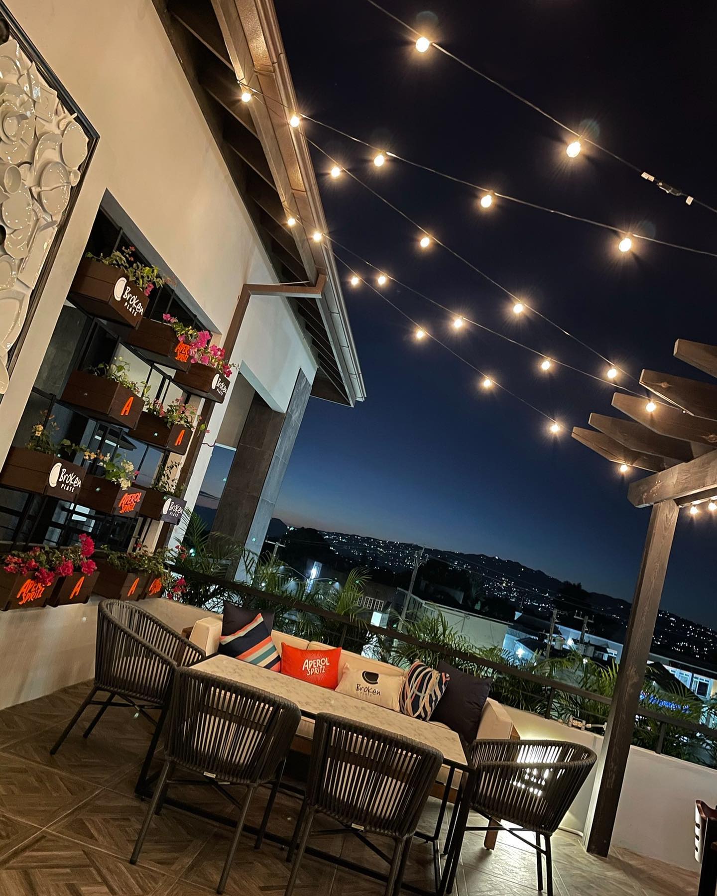 Restaurants in kingston jamaica, best restaurants in kingston jamaica, where to eat in kingston jamaica, restaurants kingston jamaica, kingston jamaica food, best kingston jamaica restaurants, broken plate