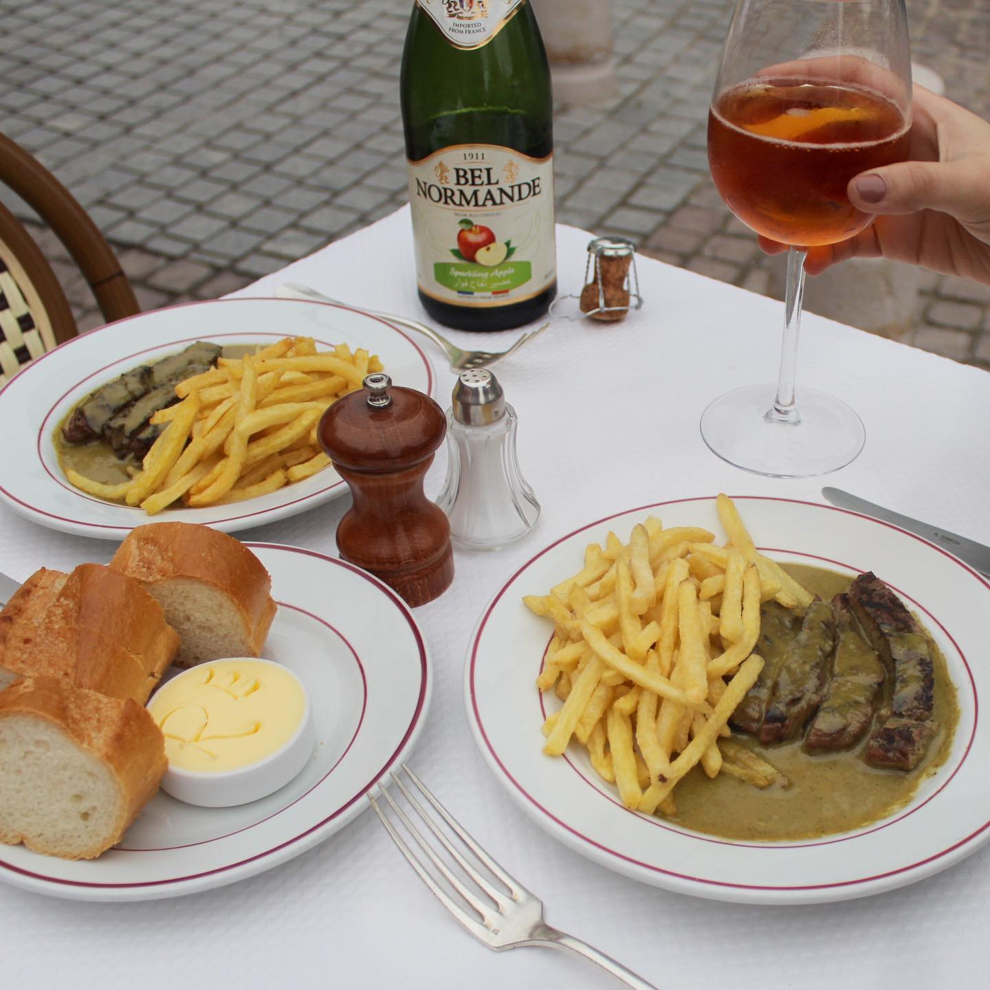 Restaurants in Geneva, best restaurants in Geneva, restaurants Geneva, Geneva restaurants, where to eat in Geneva, Geneva food, Le Relais de l'Entrecôte