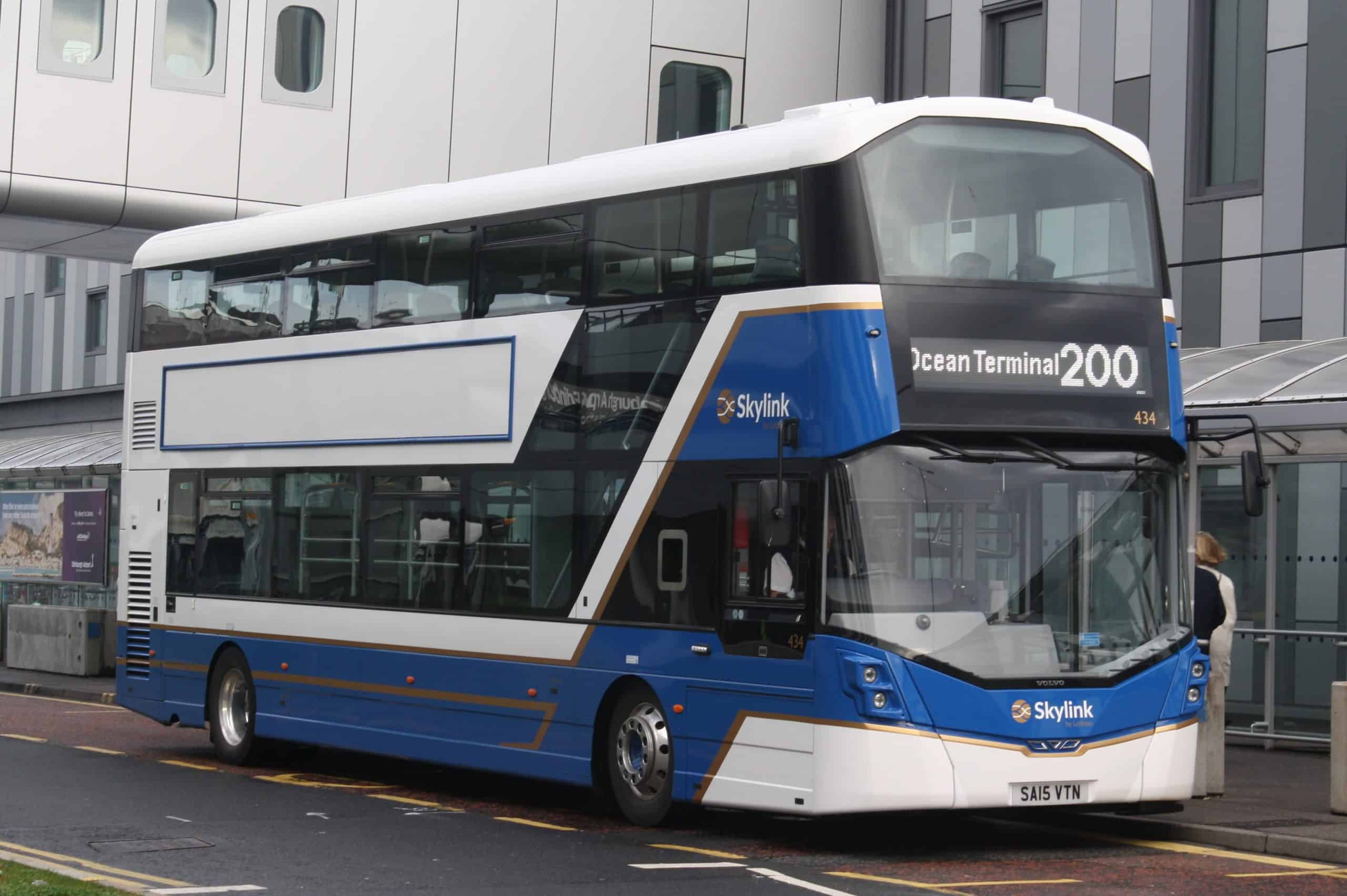 Edinburgh Airport Bus, Edinburgh Airport to city center, Edinburgh Airport to city, How To Get From Edinburgh Airport To City Center, cheapest way from Edinburgh airport to city center, edinburg airport to edinburgh, Bus Skylink 200