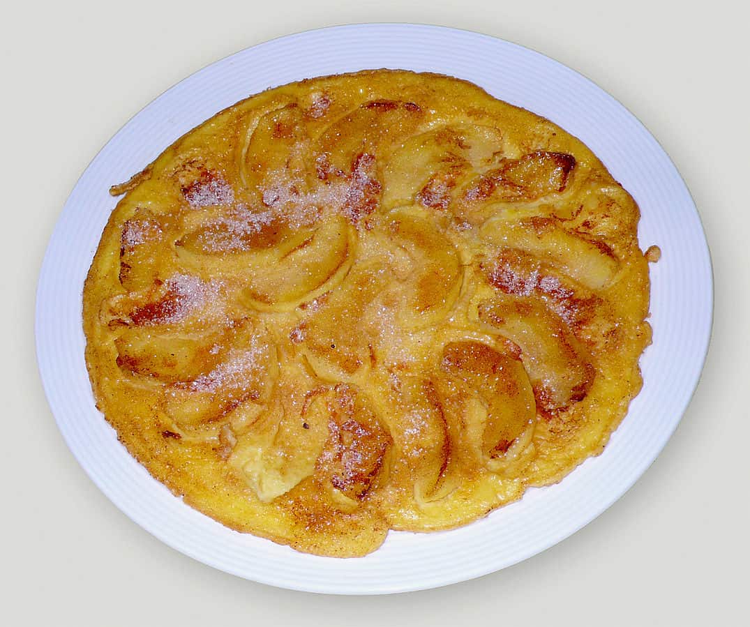 German Apple Pancake / Apfelpfannkuchen / German Pancake   - German Desserts