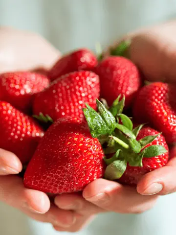 Korean strawberries (딸기 - ttalgi), Korean Fruits - A Guide to Seasonal Fruits in Korea, Traditional Korean Fruits and Imported Fruits