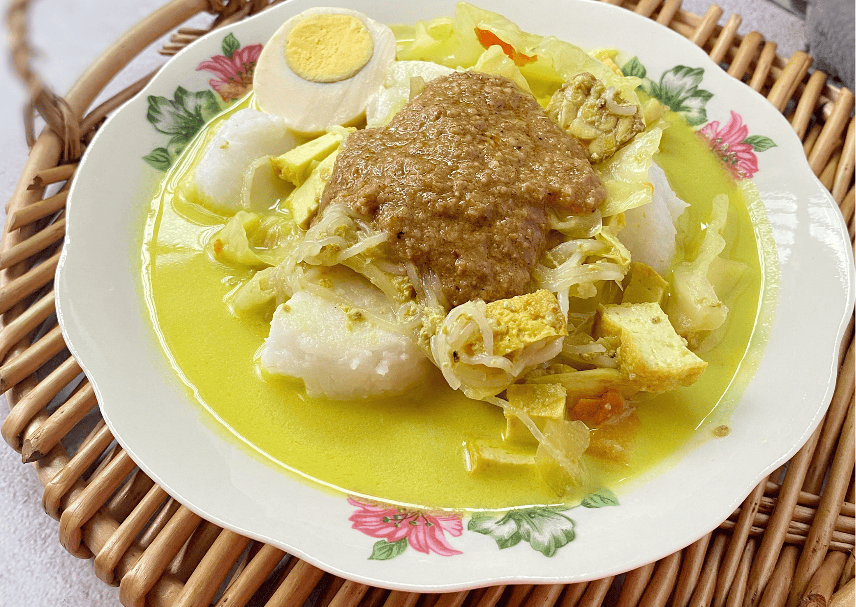 Lontong, Malaysian Breakfast, Breakfast in Malaysia 