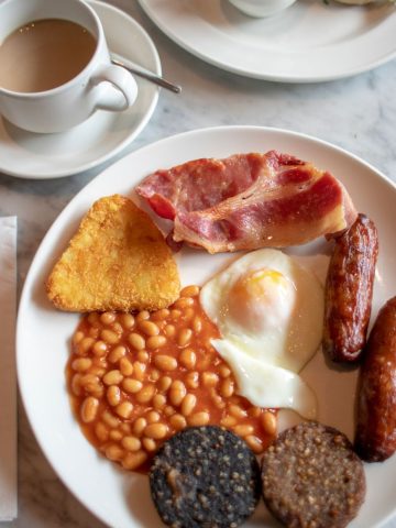 How To Spend 48 Hours in Dublin, 15 Common Mistakes When Booking A Hotel, 15 Common Mistakes to Avoid in Ireland, 5 Tourist Traps to Avoid in Dublin And How to Avoid Them, Comparison English Breakfast vs Irish Breakfast - Recipe Guide, How to Make Irish Breakfast – An Authentic Irish Breakfast (Recipe Guide)