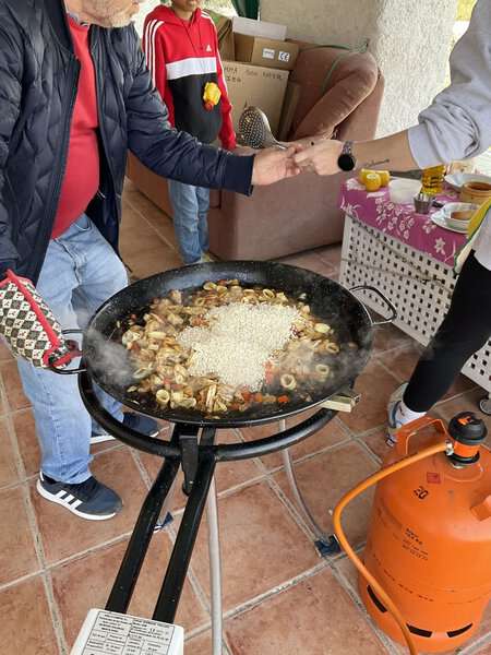 How to Make Paella - An Authentic Spanish Paella (Recipe Guide)