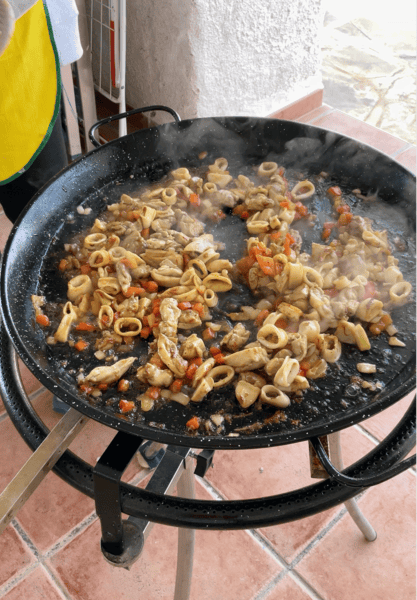 How to Make Paella - An Authentic Spanish Paella (Recipe Guide)