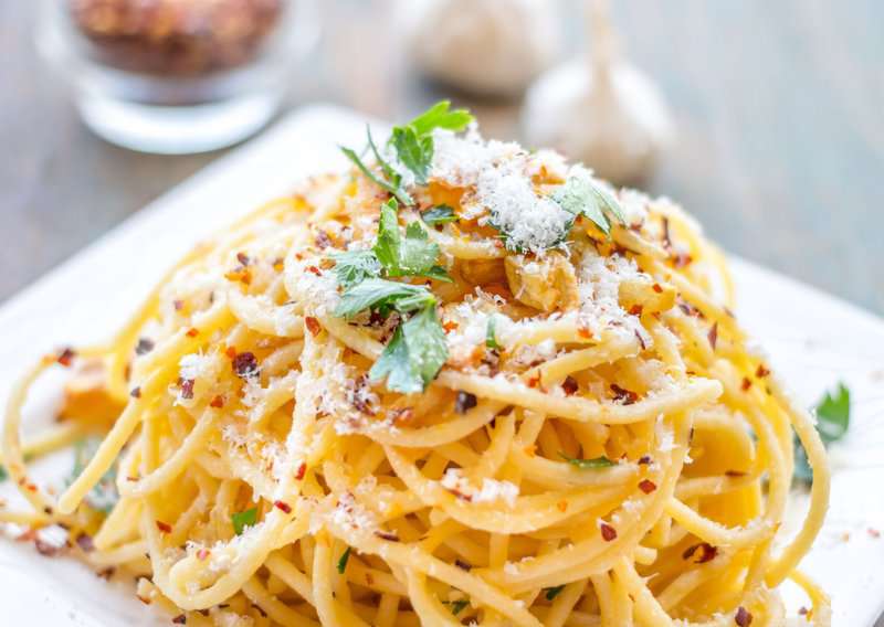 How to Make Aglio e Olio - Authentic Aglio e Olio (Recipe Guide) Tips And Calories