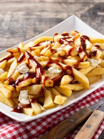15 Best Street Food Around the World And Where To Try, How to Make Poutine – Authentic Poutine (Recipe Guide)