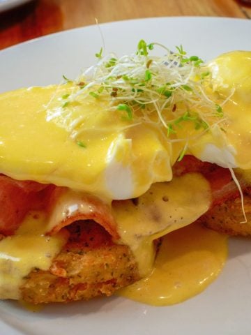 How to Make Eggs Benedict - Authentic Eggs Benedict (Recipe Guide) Tips and Calories