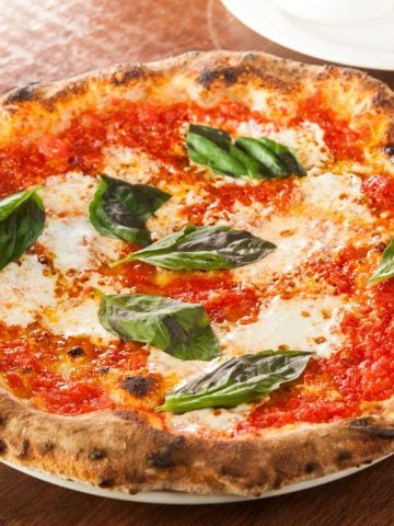 Which Is The Most Popular Dish In The World (Recipe Guide), Difference Between Argentinian Pizza and Italian Pizza, How To Make Margherita Pizza (Recipe Guide) Tips And Calories