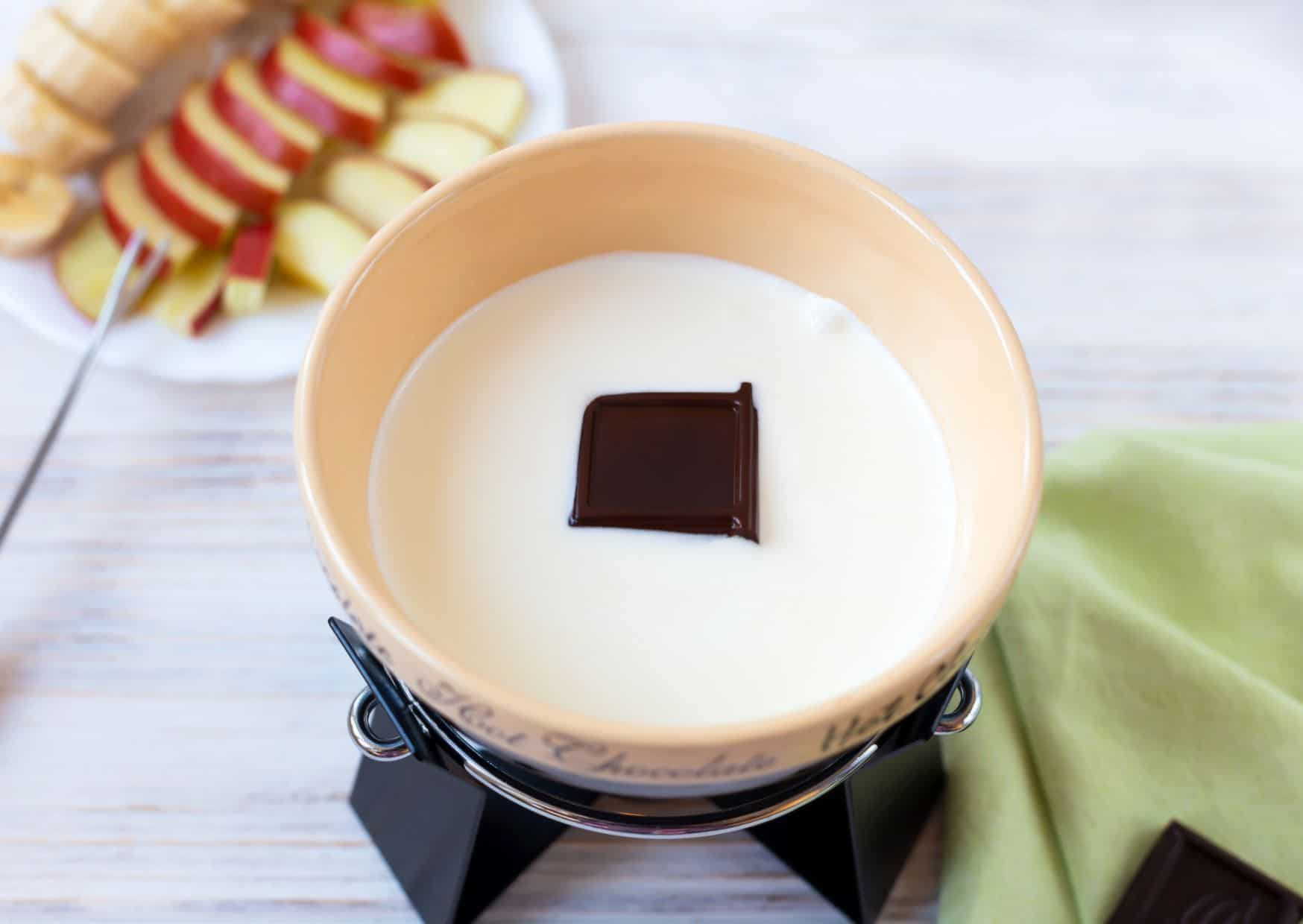 How To Make Chocolate Fondue (Recipe Guide)