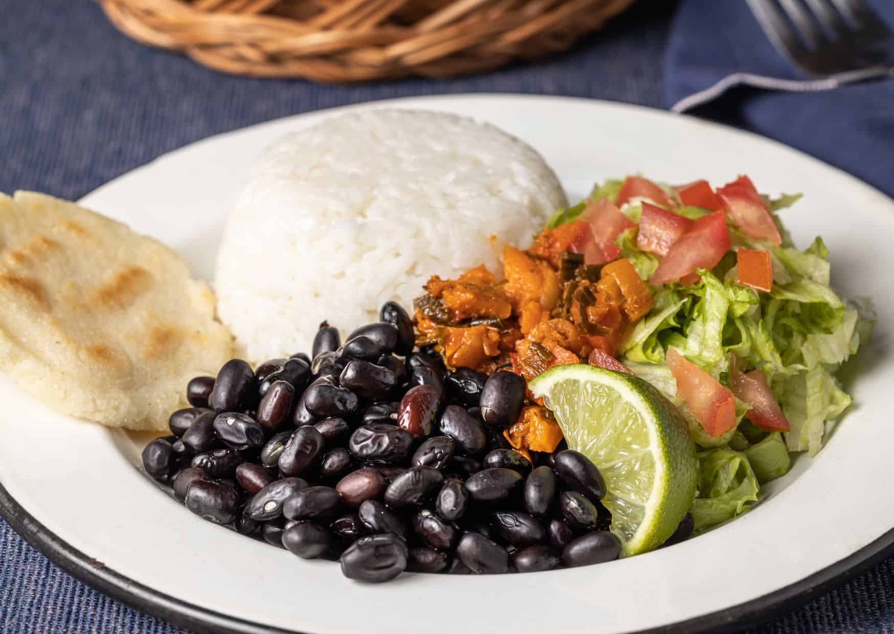 Most Popular Dinners in Costa Rica (Recipe Guide), How to Make Costa Rican Casado (Recipe Guide)