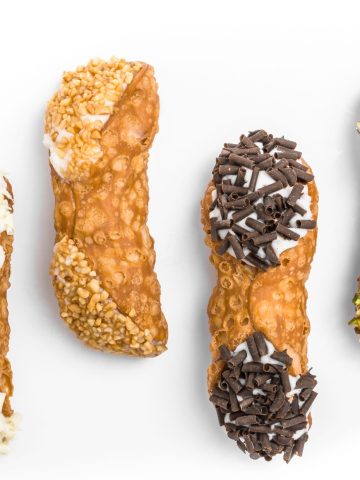 How To Make Homemade Cannoli (Recipe Guide)