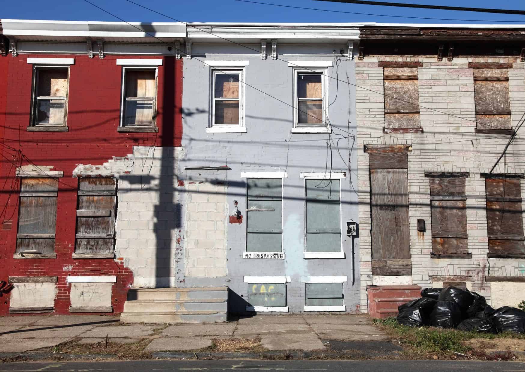 14 Travel Safety Mistakes Tourists Make Without Realizing It 2 Surroundings,