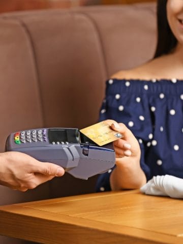 9 Cringe-Worthy Restaurant Habits Americans Bring to Europe