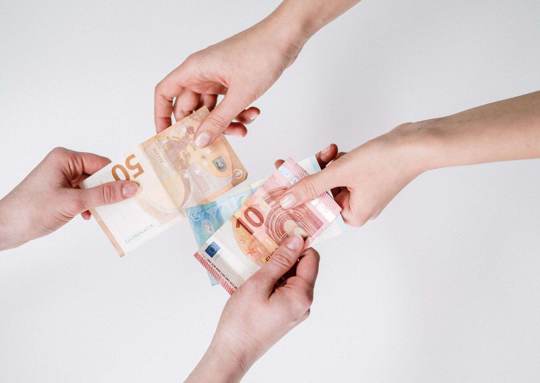 15 ‘Rude’ Restaurant Habits Americans Don’t Realize They’re Doing in Europe (Until It’s Too Late) 4 15 'Rude' Restaurant Habits Americans Can't Stop Doing in Europe