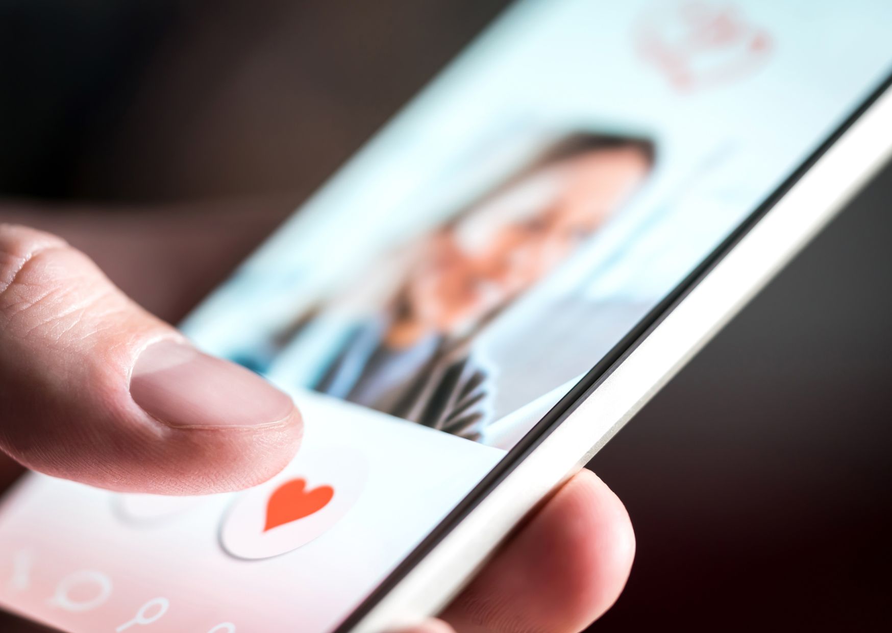 How to Date While Traveling: The Ultimate Guide to International Romance