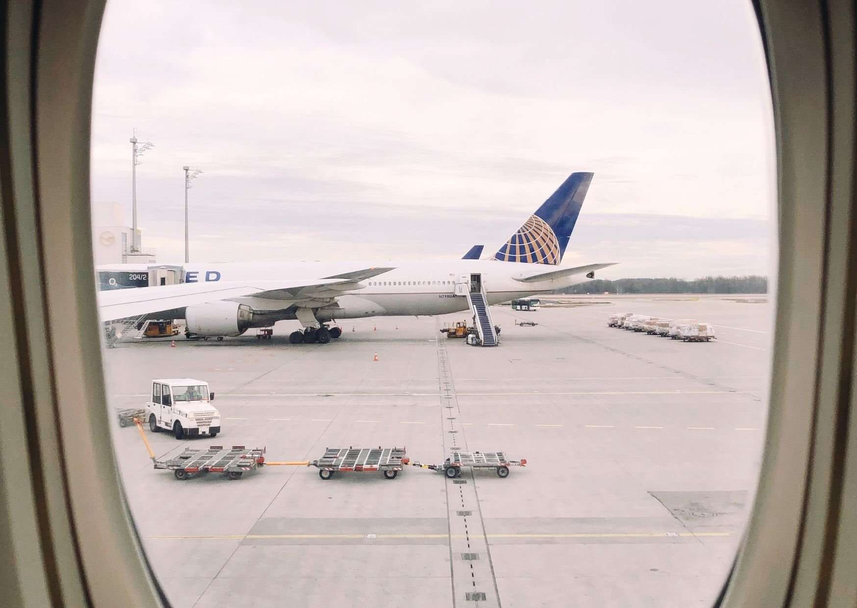 10 Silent Airplane Rules That Separate Good Passengers from Bad Ones 1 10 Unspoken Rules of Flying That Every Passenger Should Know