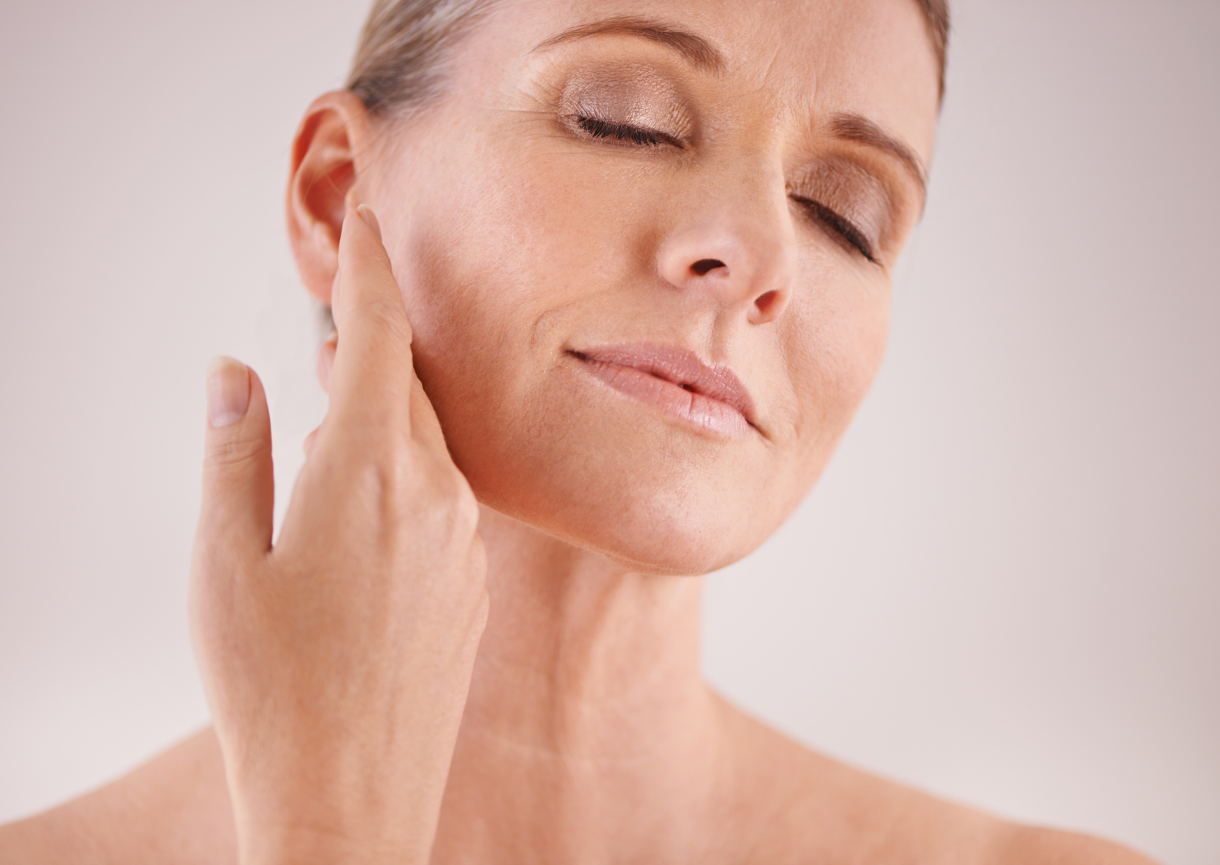 Why French Women Age Gracefully—And What Americans Are Getting Totally Wrong About Anti-Aging 1 How French People Age Differently 3