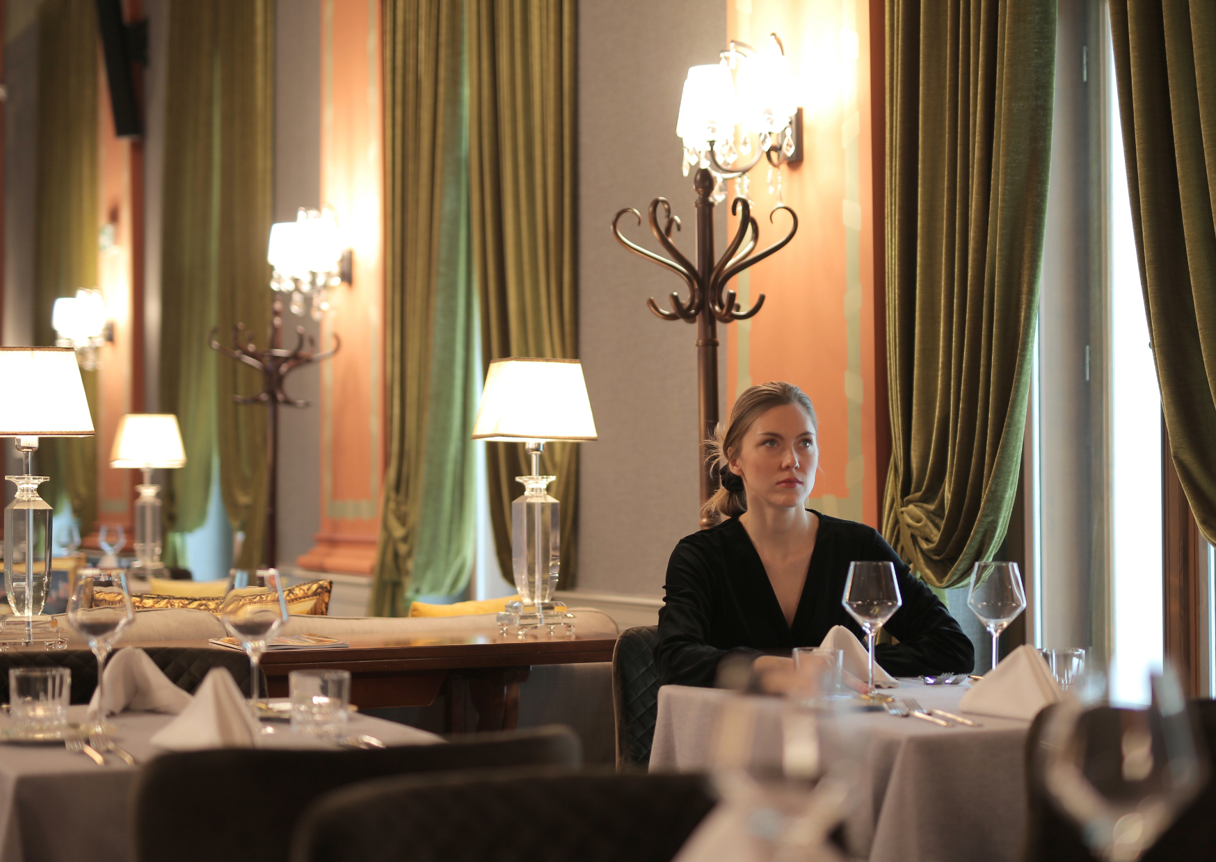 The Restaurant Signal Europeans Use That Gets Them Better Service 5