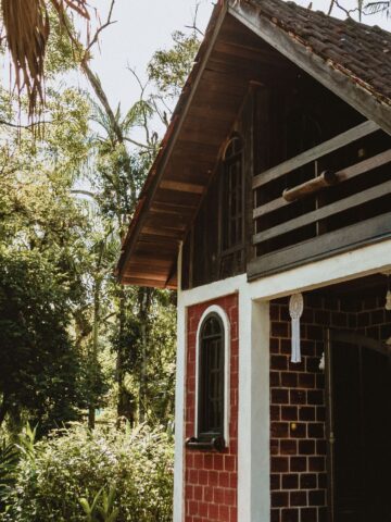 A Responsible Airbnb Traveler’s Checklist: How to Use Short-Term Rentals Without Harming Communities, Breaking Laws, or Fueling Overtourism