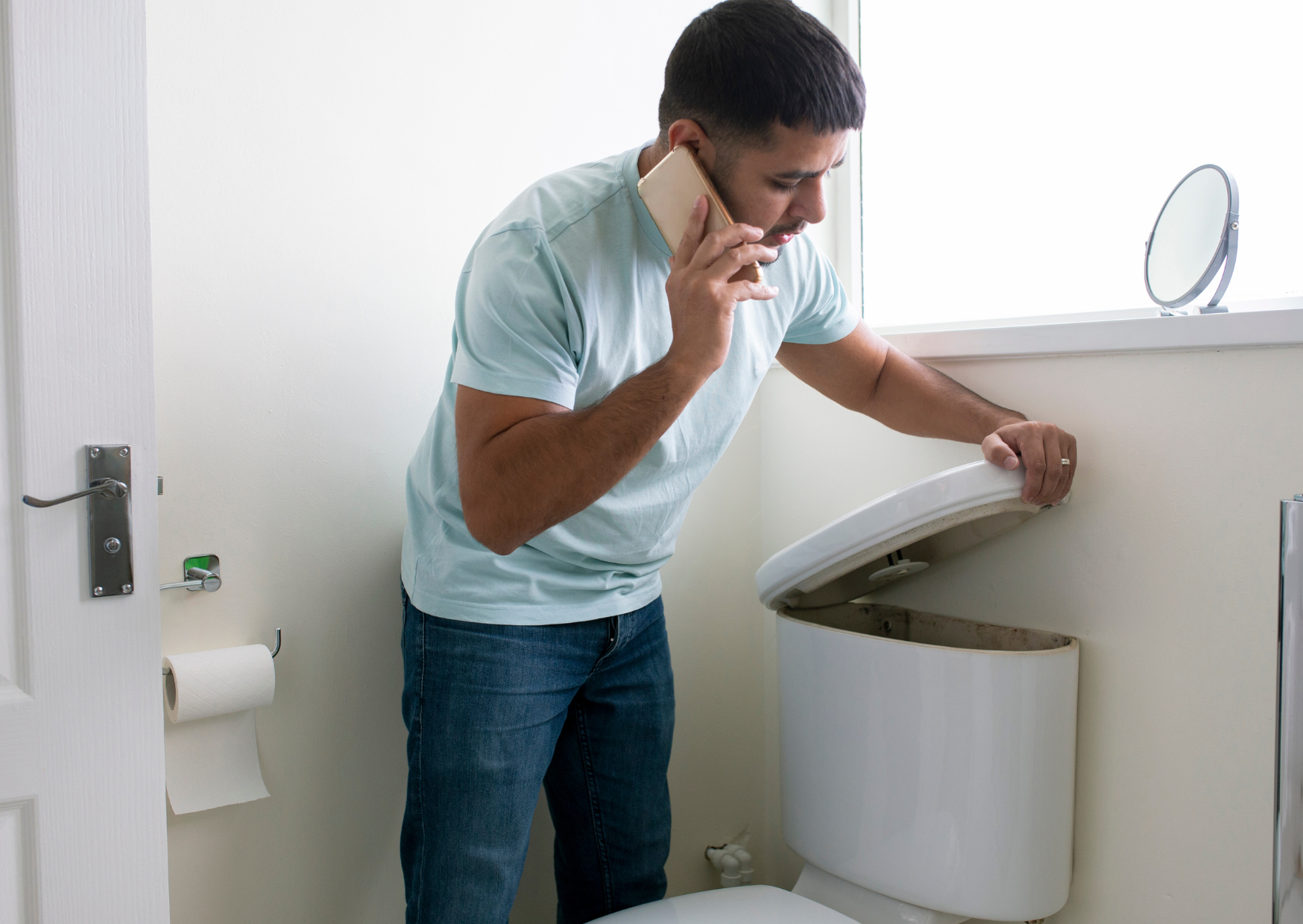 Bathroom Phone Habit Spanish People Follow 3