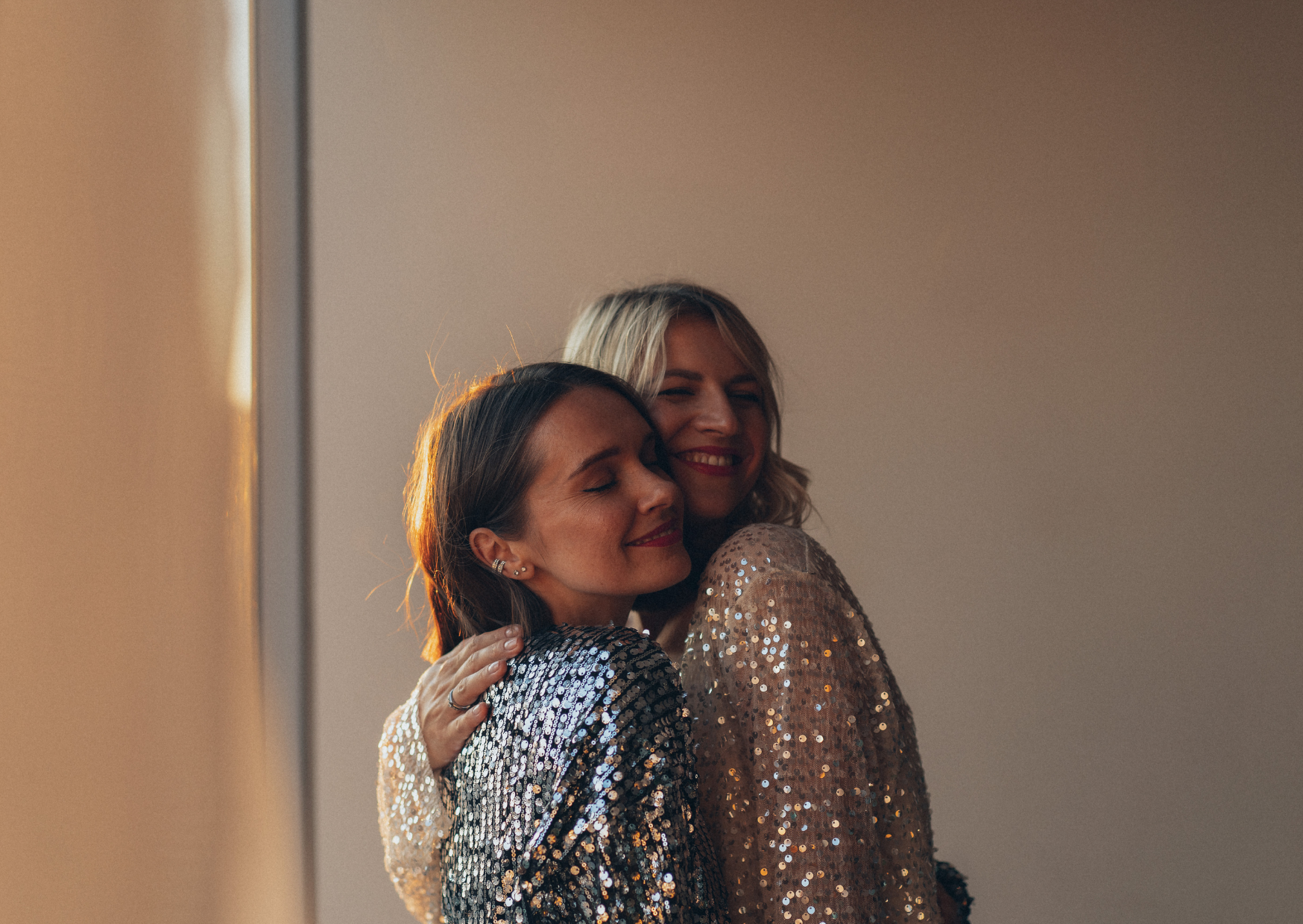 The Friendship Habit in France That Americans Think Is Romantic 7 French Friends Do This